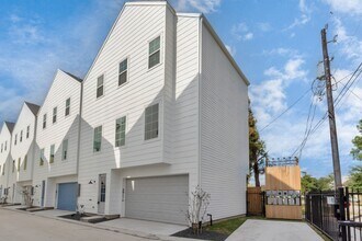 Building Photo - 2007 Bauer Dr