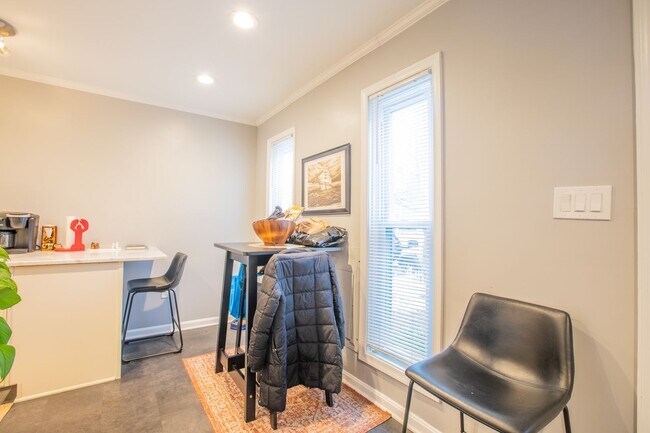 Building Photo - Beautiful 2 BR/1.5 BA Townhome in Southwes...