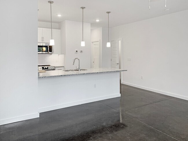 Foto del edificio - Modern 2 Bed, 2 Bath Condo with Fenced Yar...