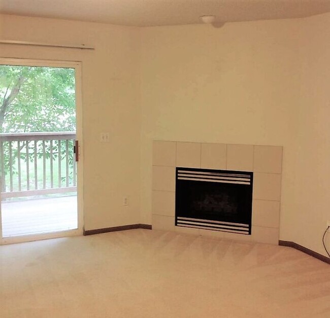 Building Photo - $975 | 2 Bedroom, 1 Bathroom Condo | Pet F...