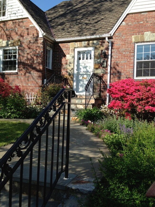 Building Photo - Beautifully Updated Furnished Home in Silver Spring