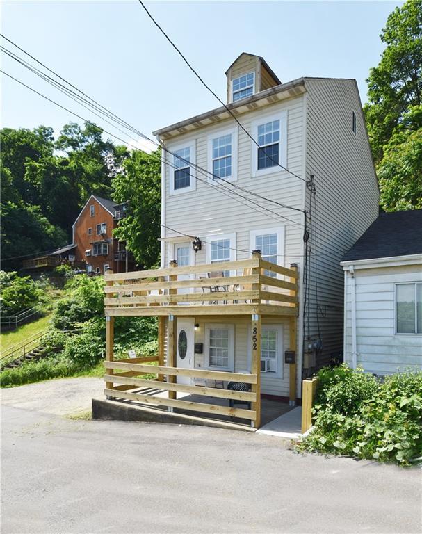 2nd floor apartment with deck - 852 Windom St