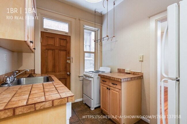 Building Photo - HUGE 1 Bedroom in Uptown!!