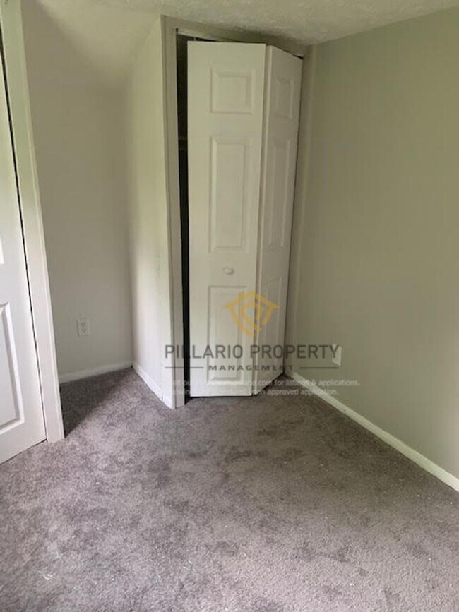 Building Photo - Renovated 2 Bedroom / 1 Bath Home – Move-I...