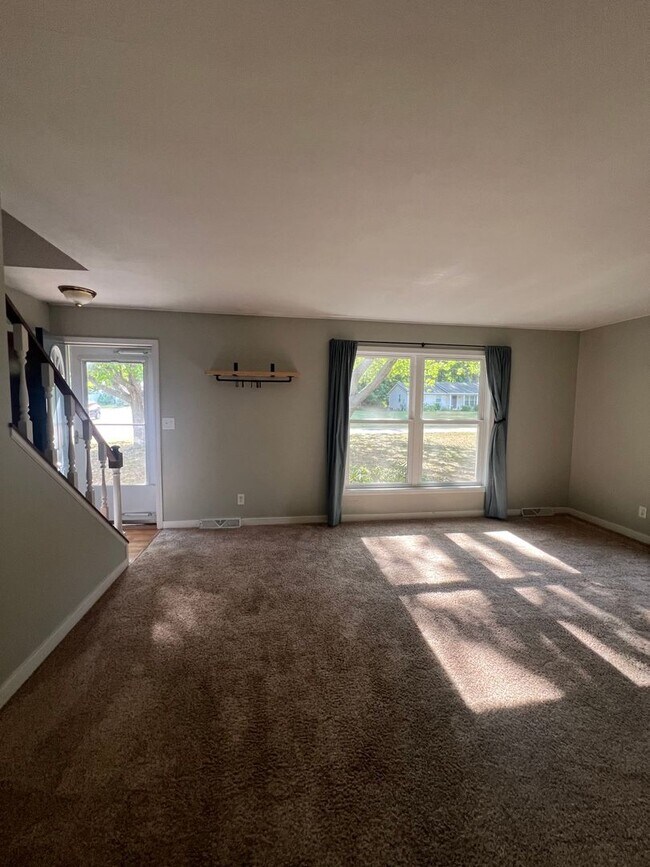 Foto del edificio - Charming 3-Bed, 2-Bath Home with Garage & ...