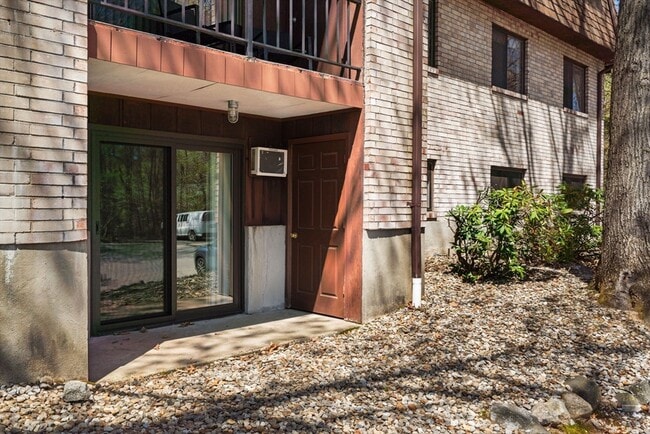 Building Photo - 3 Greenbriar Dr