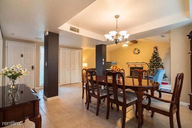 Foto del edificio - 3 br, 2.5 bath Townhome - 6718 Calvine Rd