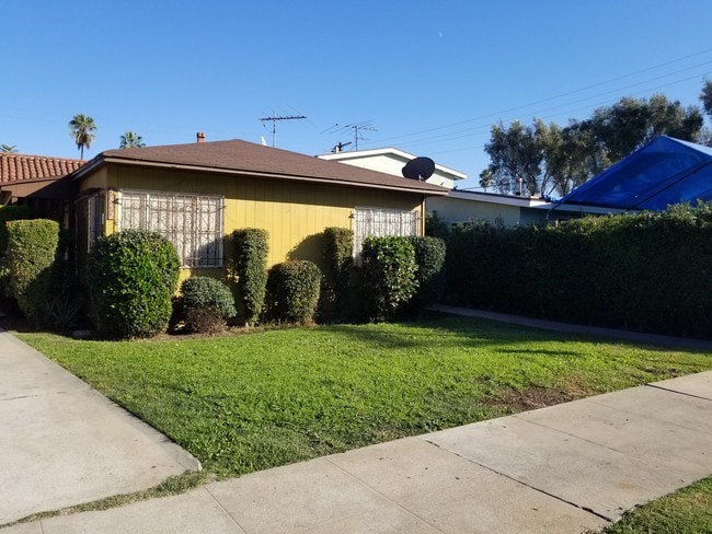 2 bed 1 bath duplex rental - 5854 8th Ave Apartments