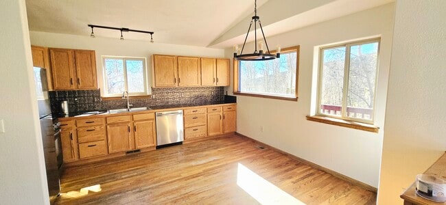 Foto del edificio - 56 Sheep Ridge Rd