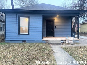 Building Photo - 1121 S Quaker Ave