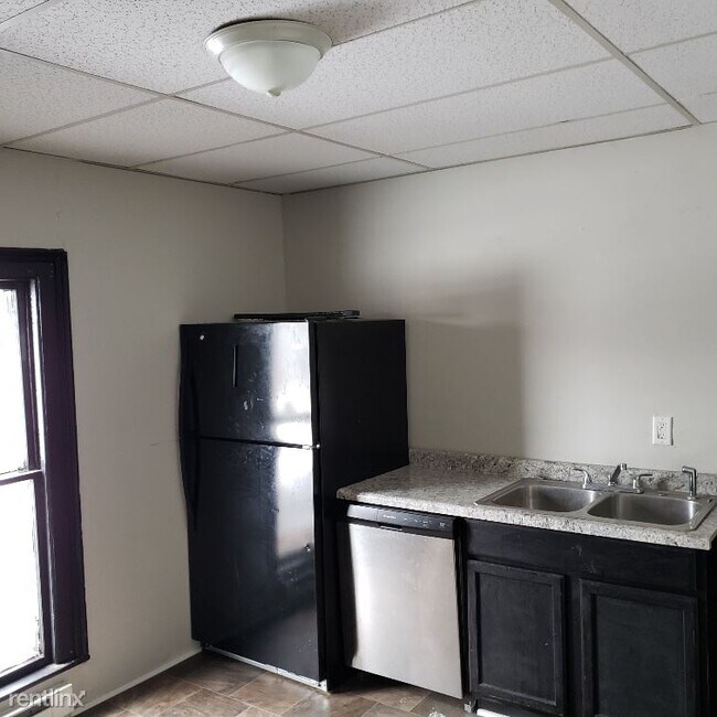 Building Photo - 1 br, 1 bath  - 75 Fountain St W Apt 4