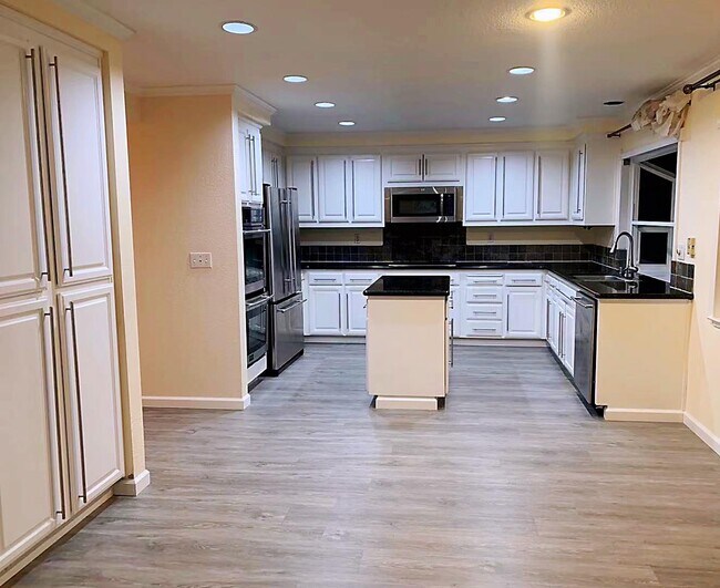 Building Photo - 6219 Camino del Lago