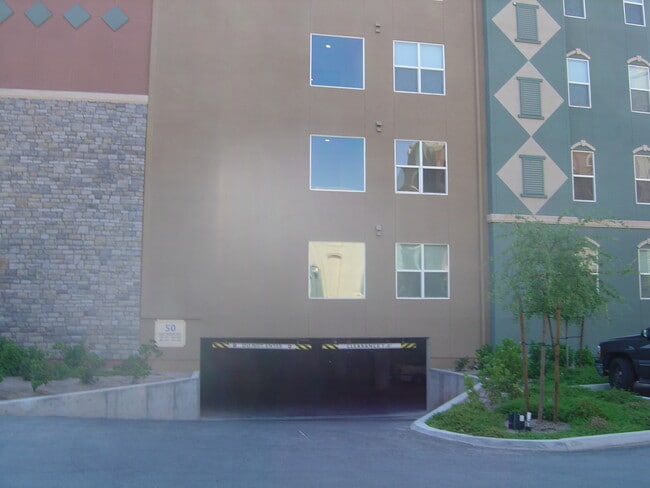 Foto del edificio - GUARD GATED MANHATTAN CONDO- 2 MASTER BEDR...