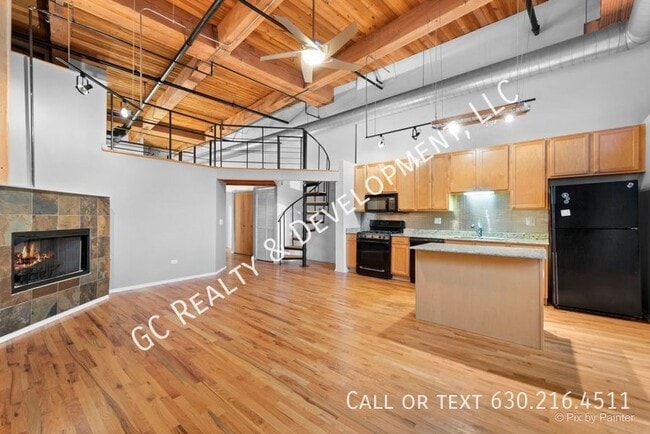 Foto del edificio - ***LOGAN SQUARE 2 STORY CONDO / 2 BDRM-2BT...