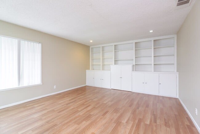 Building Photo - 8869 Cherbourgh Dr