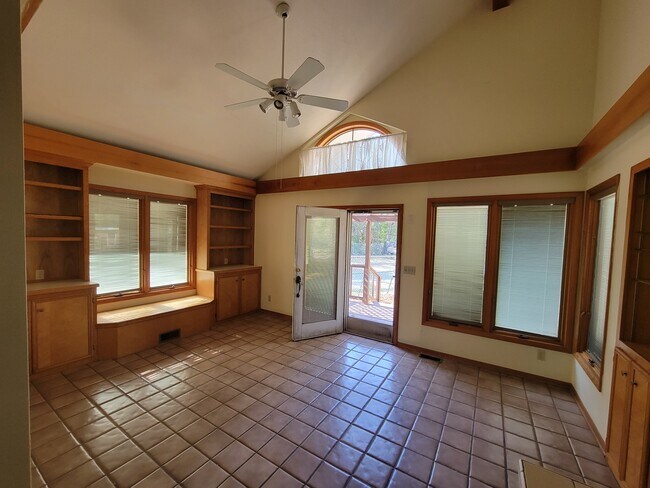 Building Photo - 219 S Evergreen Ln