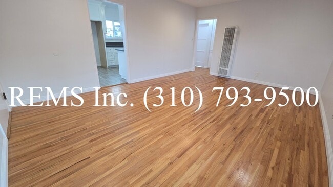 Building Photo - Bright and Renovated Upstairs Apartment w/ Laundry & Parking