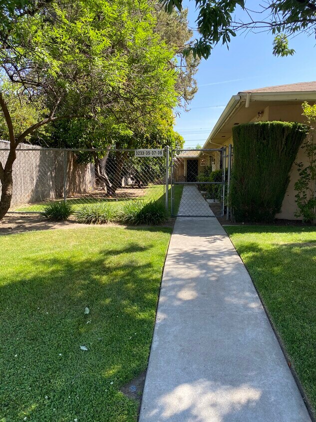 Foto del edificio - 3233 E Normal Ave