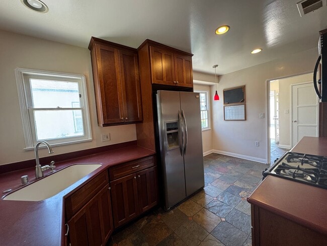 Building Photo - LOVELY 4BD 1,5BA HOME W/Large Backyard