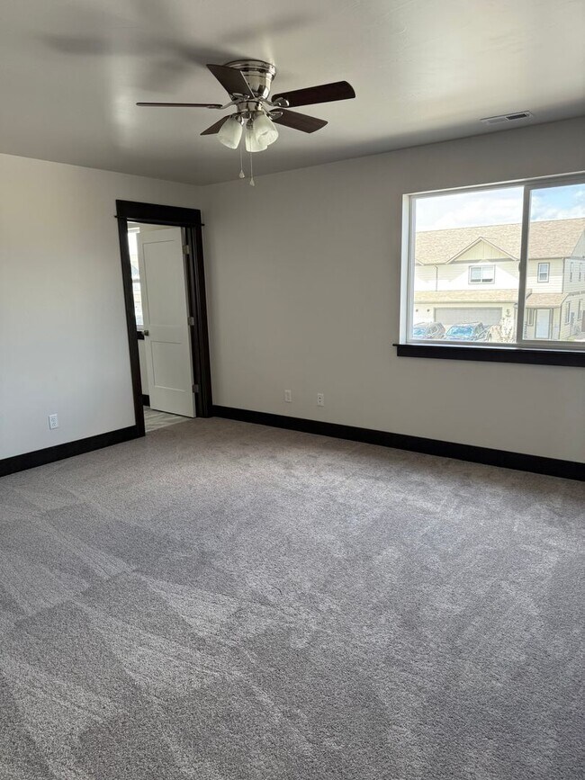 Foto del edificio - Brand New 3 Bed 2.5 Bath with double attac...
