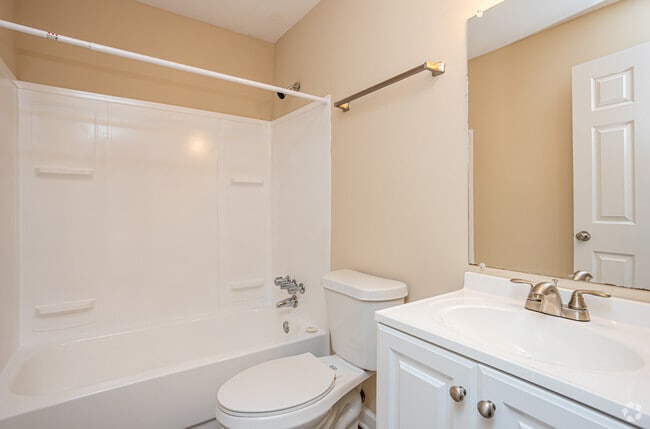 2BR, 2BA Large - 1,050SF - Ole London Towne - Utilities Included