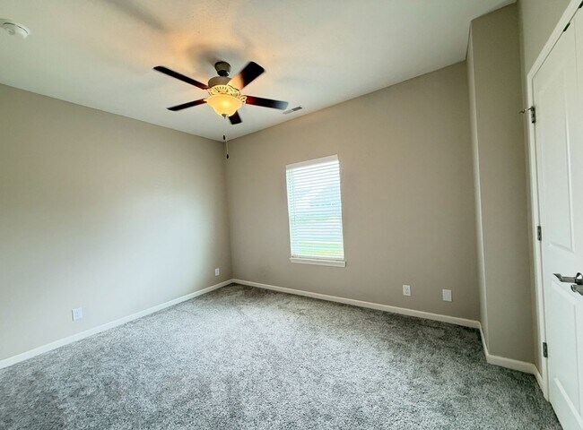 Building Photo - Charming 3-Bed, 2-Bath Home in Avalon Bluf...