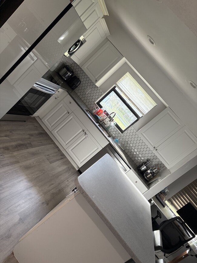 La cocina tiene tres años. - 9521 Boca Cove Cir