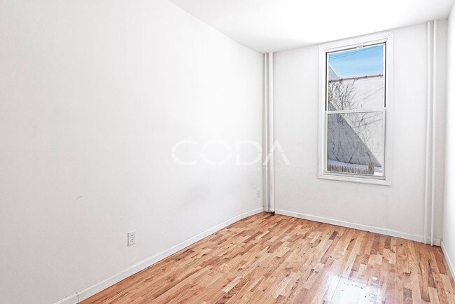 Foto del edificio - 64-07 Forest Ave