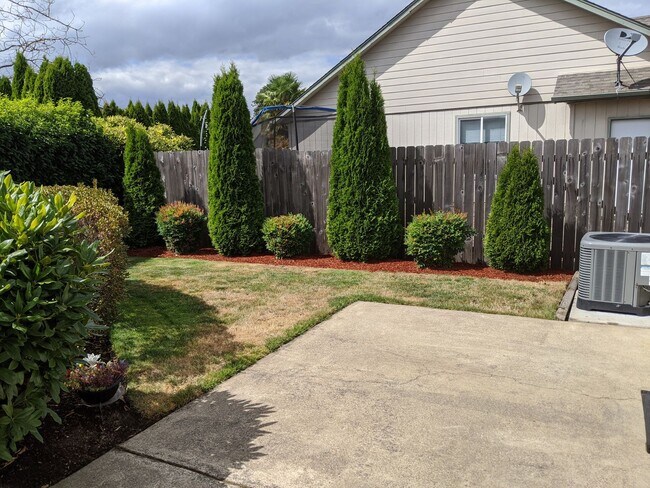 Building Photo - 2 bed 2 bath duplex in Eugene