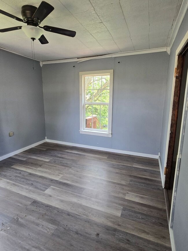 Building Photo - Month to Month Lease Unit!