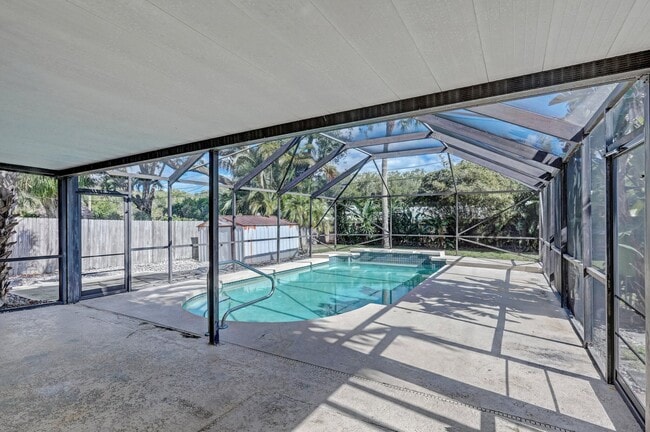 Building Photo - 2545 Venice Dr