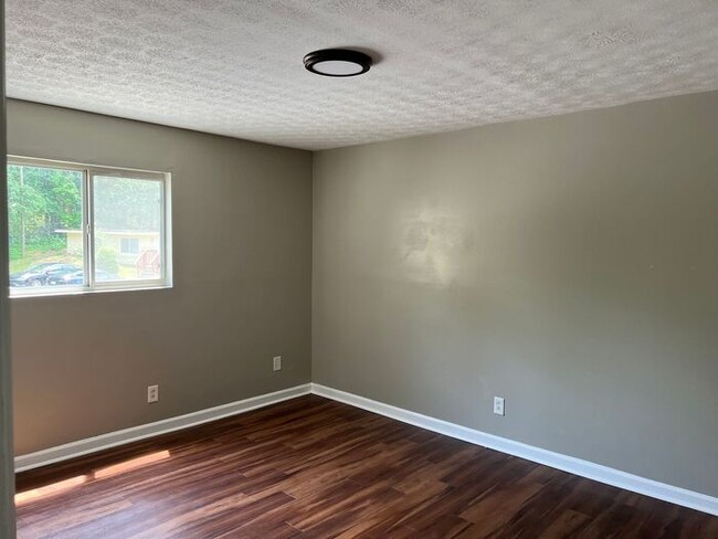 Building Photo - Remodeled 1 Bedroom / 1 Bath in nice quiet...