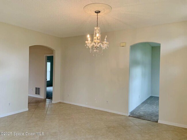 Building Photo - 1475 Knoll Ridge Dr