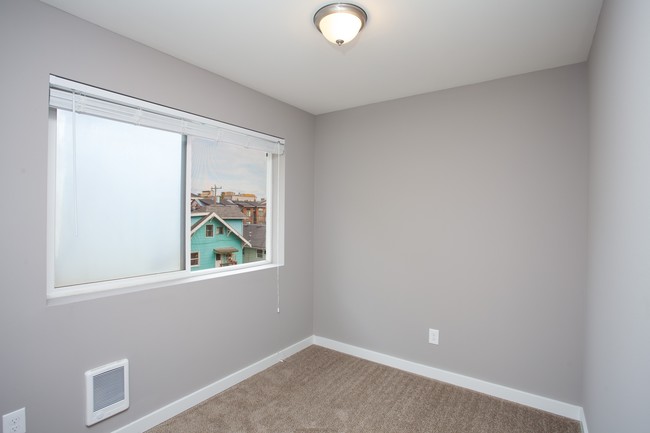 Building Photo - Mountlake Apartments