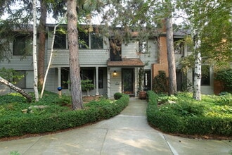 Building Photo - 991 E Strawberry Ln