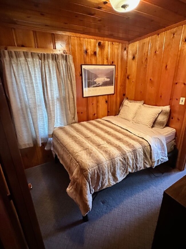 Foto del edificio - Cozy 2Bd Cabin! Available now for a 3-6 mo...