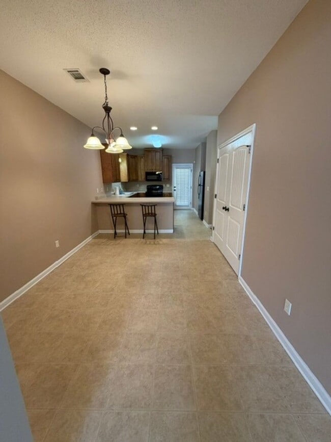 Building Photo - Charming 3 bedroom 2 bath home available now