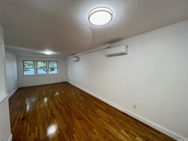 Building Photo - 144-26 25th Dr