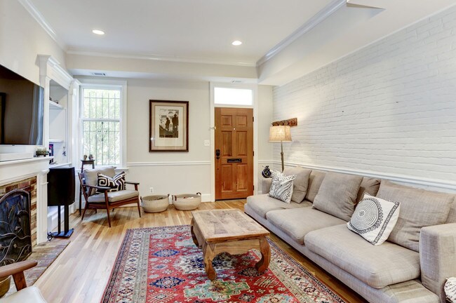 Building Photo - 418 D St NE