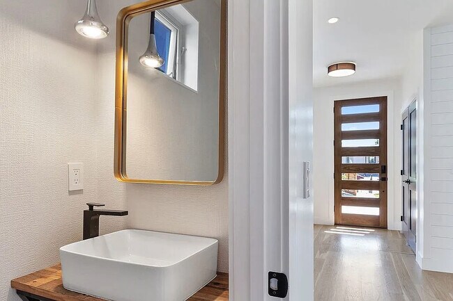 Medio baño en el piso principal - 963 Tennyson St