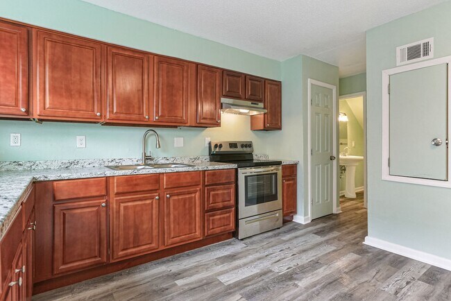 Building Photo - Modern 2BR Townhouse-Style Apartment | 1,010 Sq. Ft. | Renovated Interior | Westbank Expressway L...