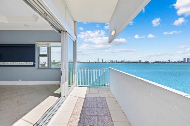 Foto del edificio - 7545 E Treasure Dr