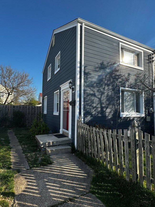 Foto del edificio - Discover Comfort and Convenience in this Charming 2BR, 1BA Duplex