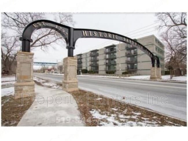Building Photo - Large ALL INCLUSIVE 2 Bed 1 Bath Main Floo...
