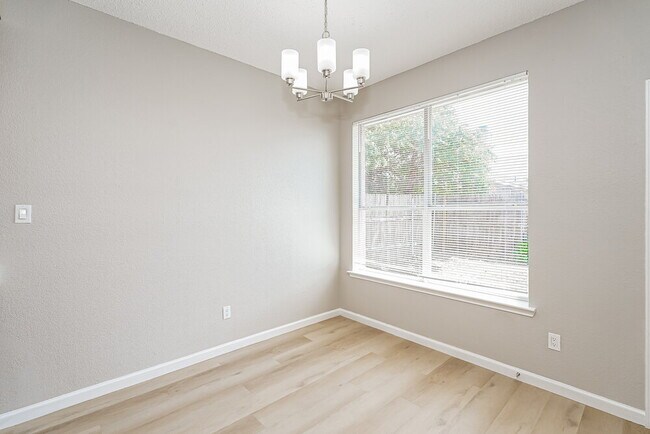 Foto del edificio - 6332 Downeast Dr