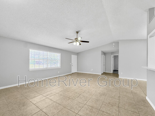 Foto del edificio - 2421 Silver Palm Dr