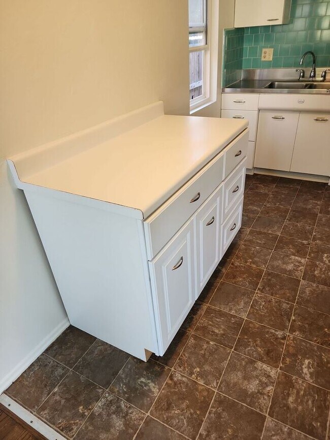 Foto del edificio - Vintage 1BR/BA Cottage with Garage and HUGE yard For Rent