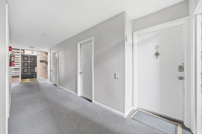 Building Photo - 4739 Hedgemore Dr