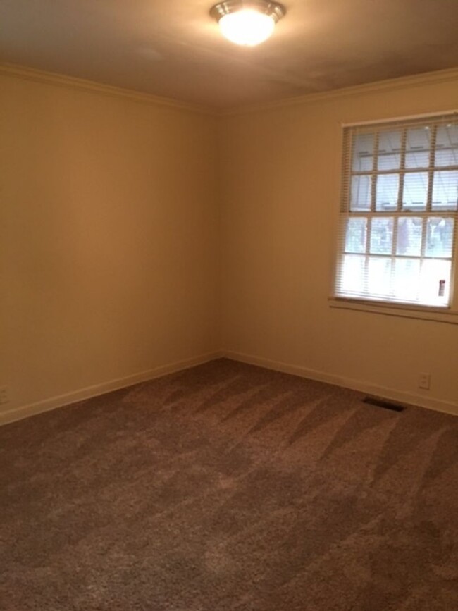 Building Photo - 2 bedroom 1 bath close to VSU and downtown