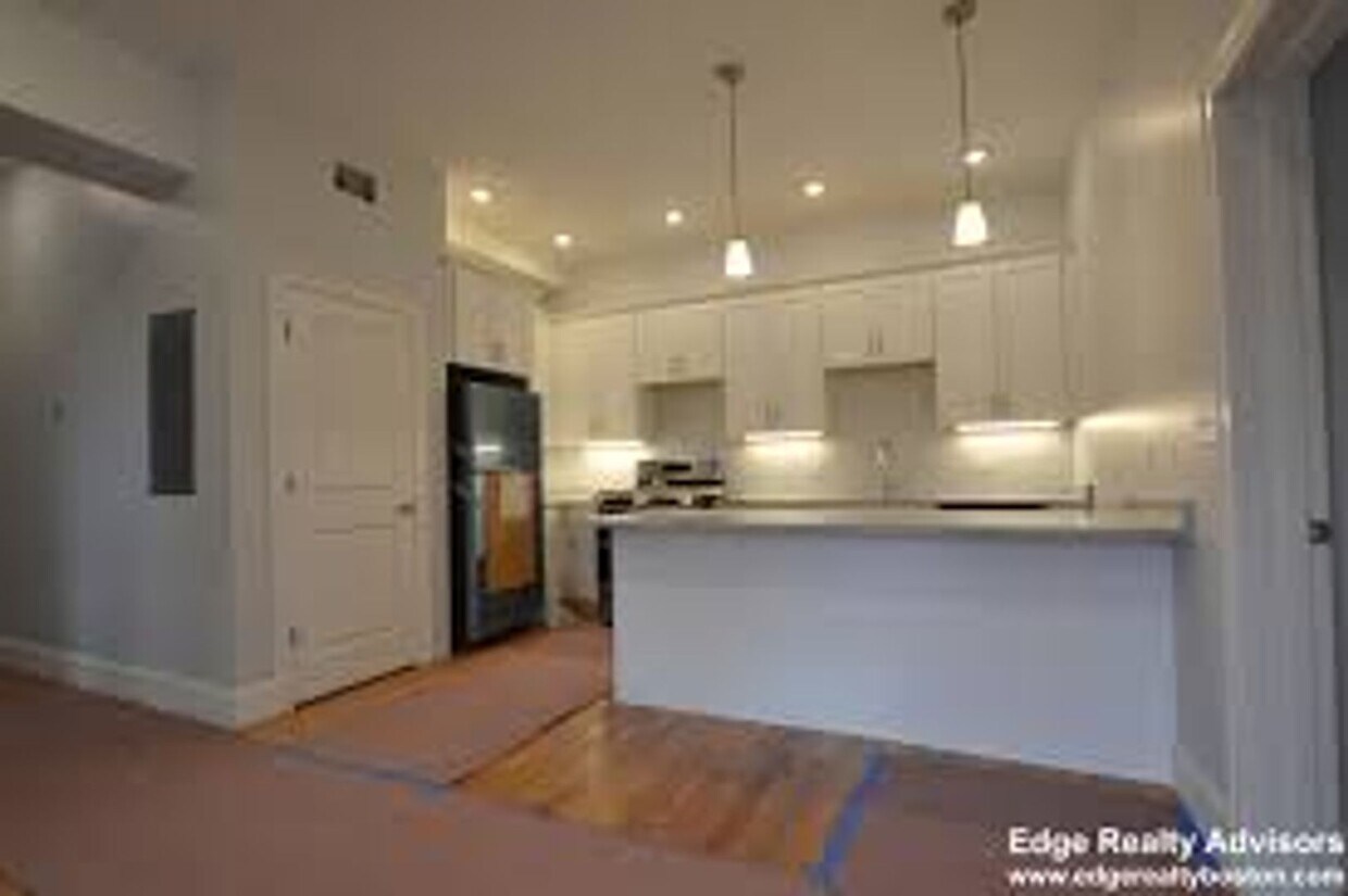 Foto principal - New Kitchen Appliances, Central Heat/AC, L...